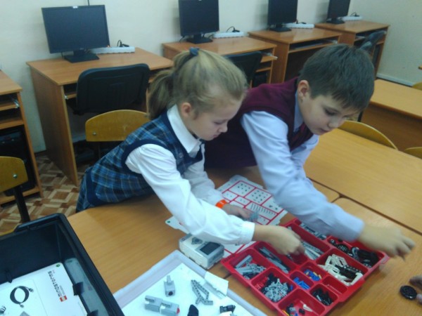 Группа 1 осваивает набор робототехники Lego Mindstorms