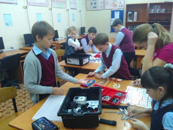 Группа 1 осваивает набор робототехники Lego Mindstorms